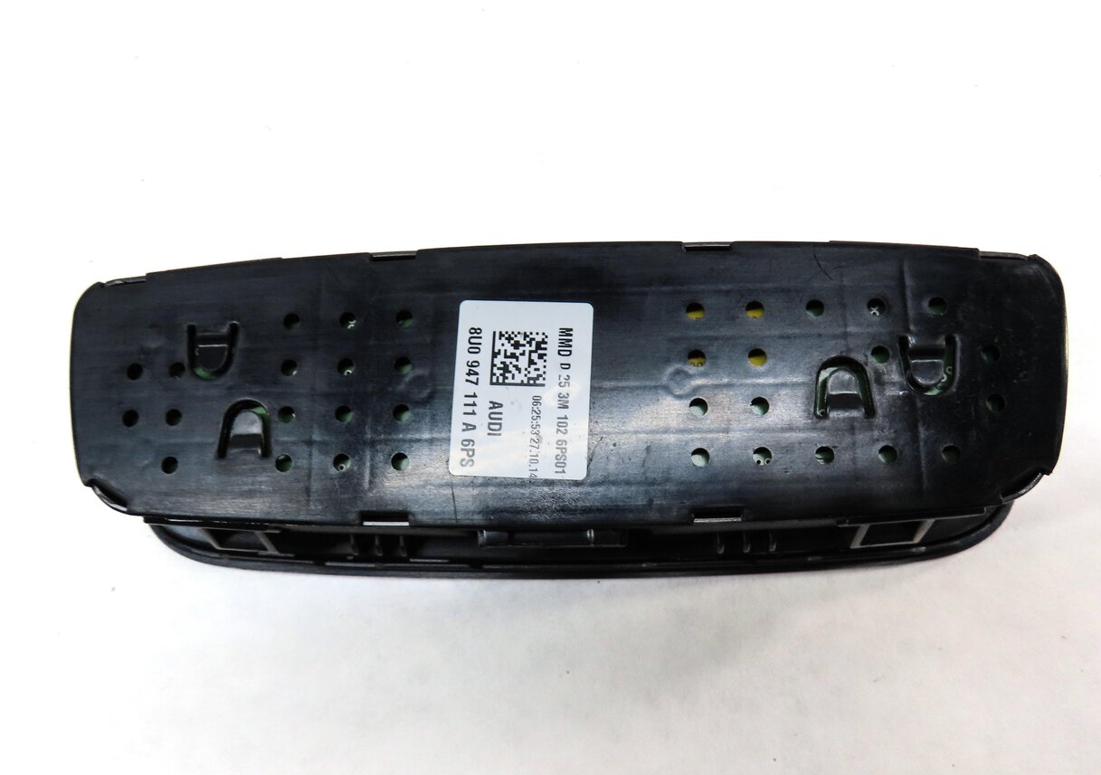 Thumbnail 4: 2015 AUDI Q3 (8U) REAR DOMELIGHT COURTESY DOME LIGHT LAMP (BLACK)