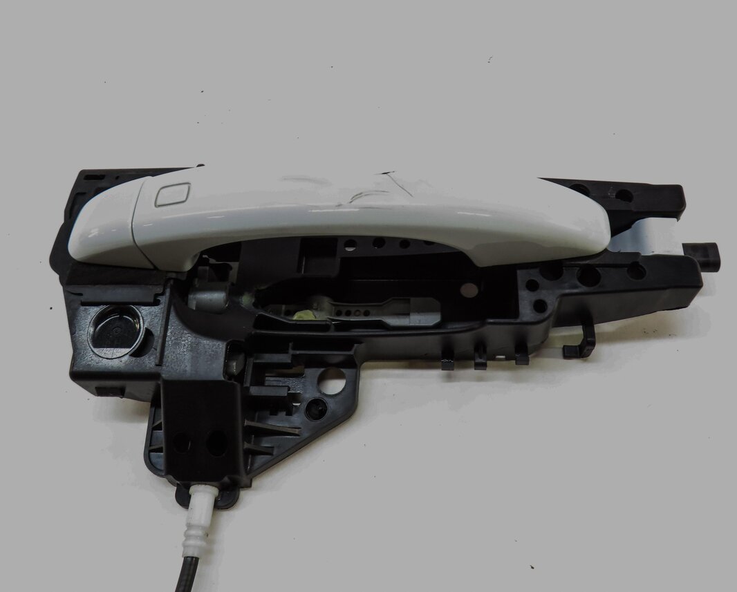 Thumbnail 3: 15-18 AUDI Q3 (8U) FRONT RIGHT PASSENGER DOOR HANDLE (GLACIER WHITE METALLIC 2Y)