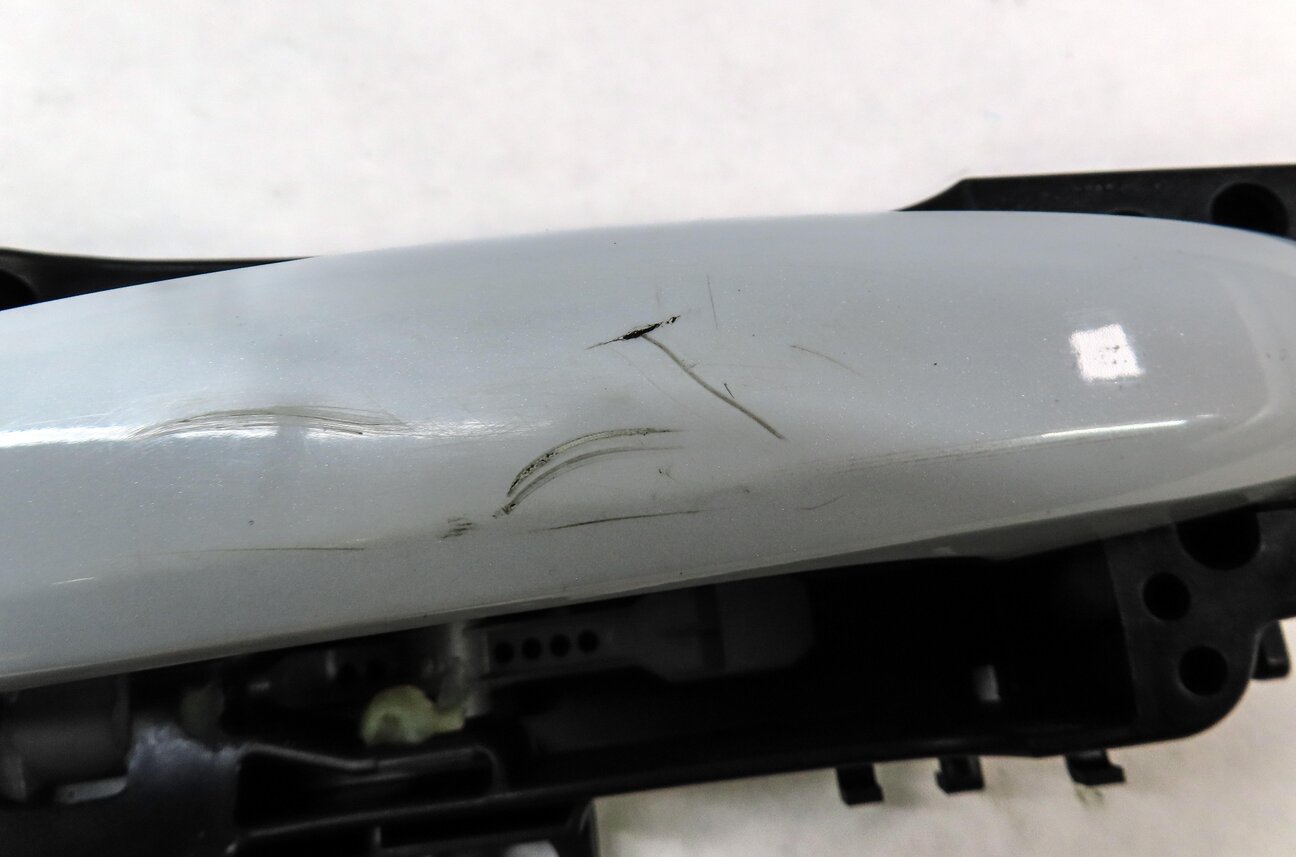 Thumbnail 5: 15-18 AUDI Q3 (8U) FRONT RIGHT PASSENGER DOOR HANDLE (GLACIER WHITE METALLIC 2Y)