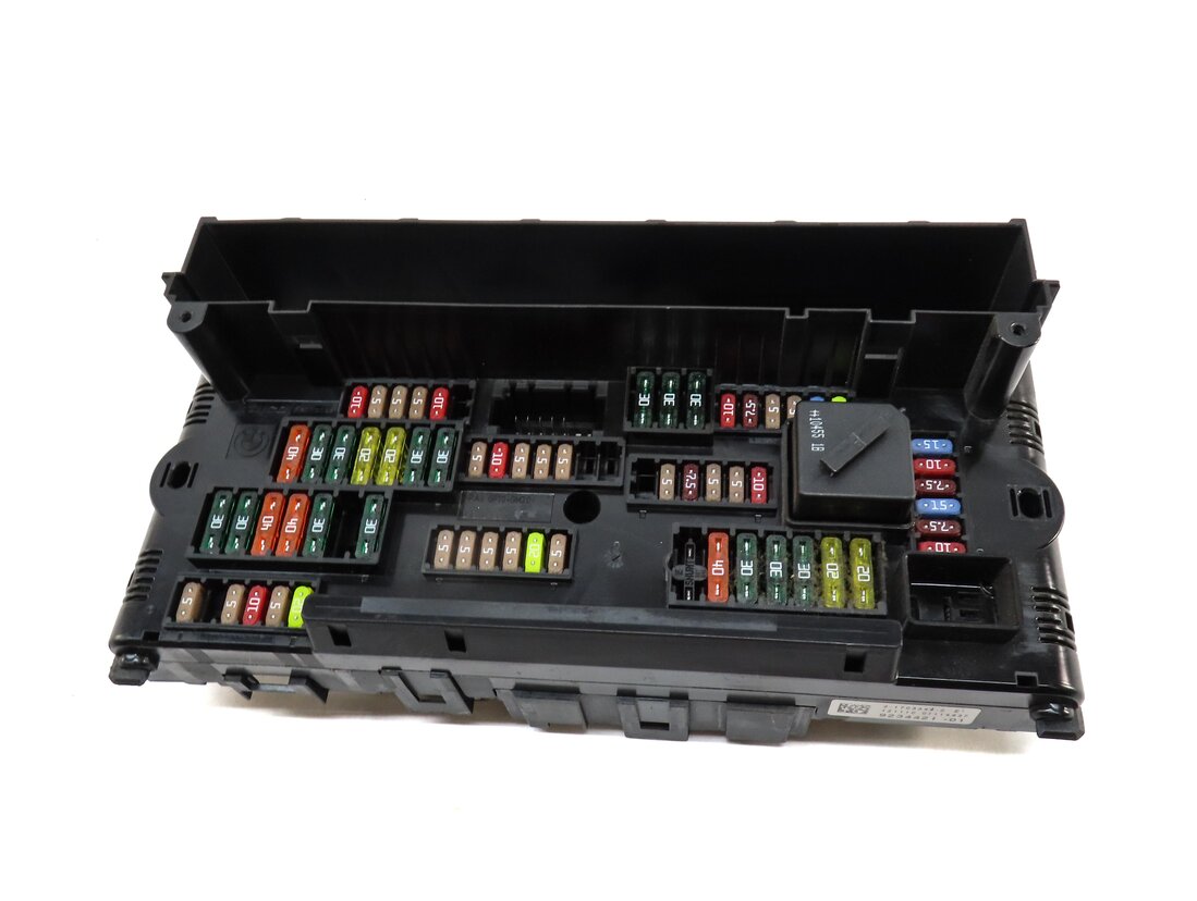 Thumbnail 2: 2012 BMW 550iGT (F07) FRONT POWER DISTRIBUTION RELAY FUSE BOX 61149234421