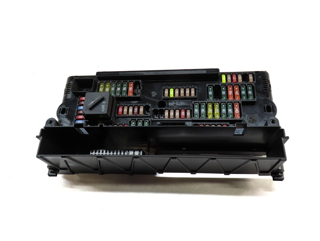 Thumbnail 3: 2012 BMW 550iGT (F07) FRONT POWER DISTRIBUTION RELAY FUSE BOX 61149234421