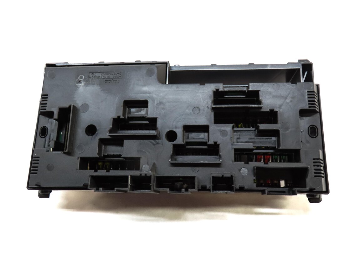 Thumbnail 4: 2012 BMW 550iGT (F07) FRONT POWER DISTRIBUTION RELAY FUSE BOX 61149234421