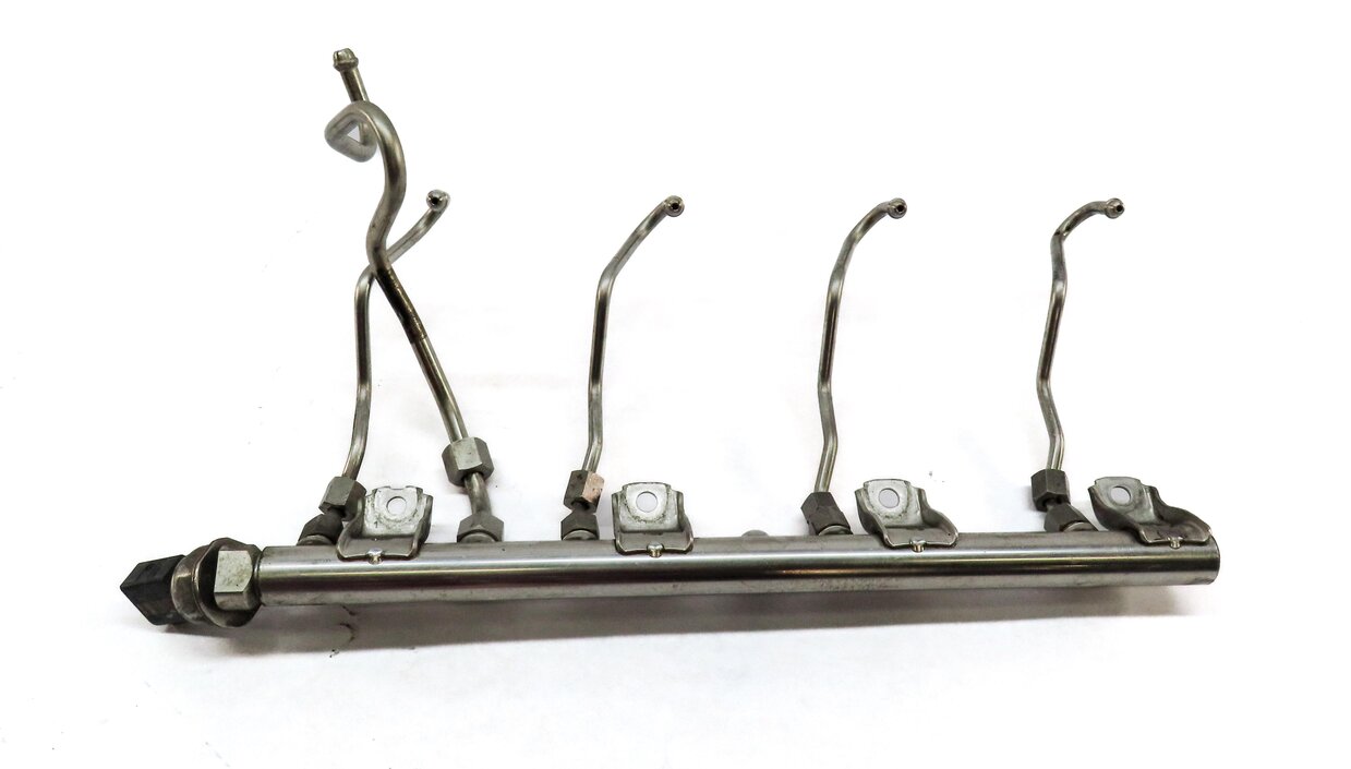 Thumbnail 4: 2012 BMW 550iGT (F07) 4.4L TURBO N63 ENGINE LEFT RIGHT FUEL RAIL SET 2 w/ LINES