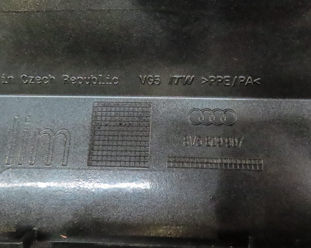 Thumbnail 5: 2015-2018 AUDI A3 S3 (8V) FUEL TANK DOOR LID COVER TRIM FLAP (MONSOON GRAY 0C)