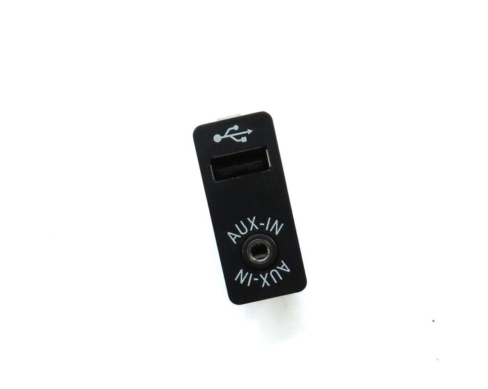 Thumbnail 1: 2014 BMW X3 (F25) RADIO STEREO USB CHARGER AUX-IN JACK INPUT PANEL 84109237653