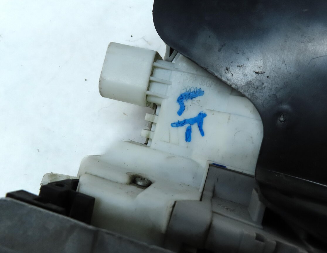 Thumbnail 6: 15-21 AUDI A3 S3 A4 Q5 TT (8V B9 MK3 FY) LEFT FRONT DRIVER DOOR LOCK LATCH