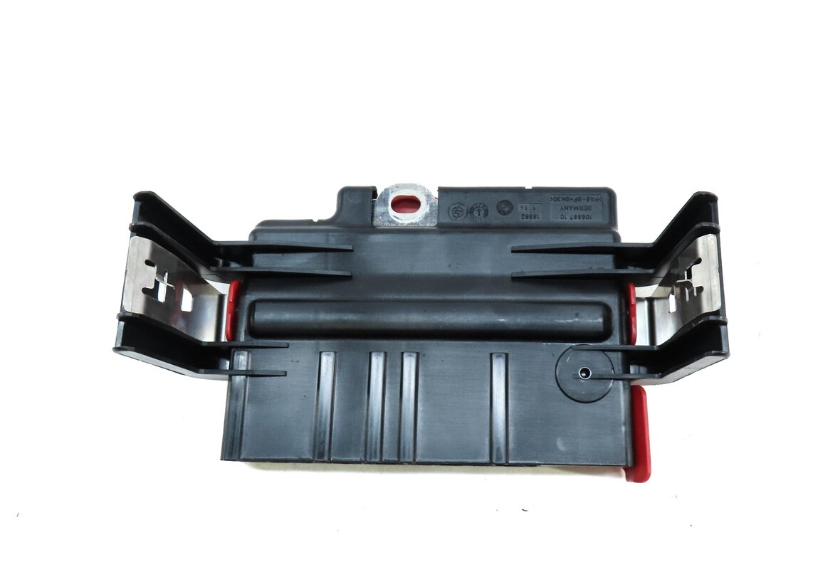 Thumbnail 4: 2012 BMW X6 (E71) POSITIVE BATTERY TERMINAL PLATE POWER JUNCTION BOX 61149178962
