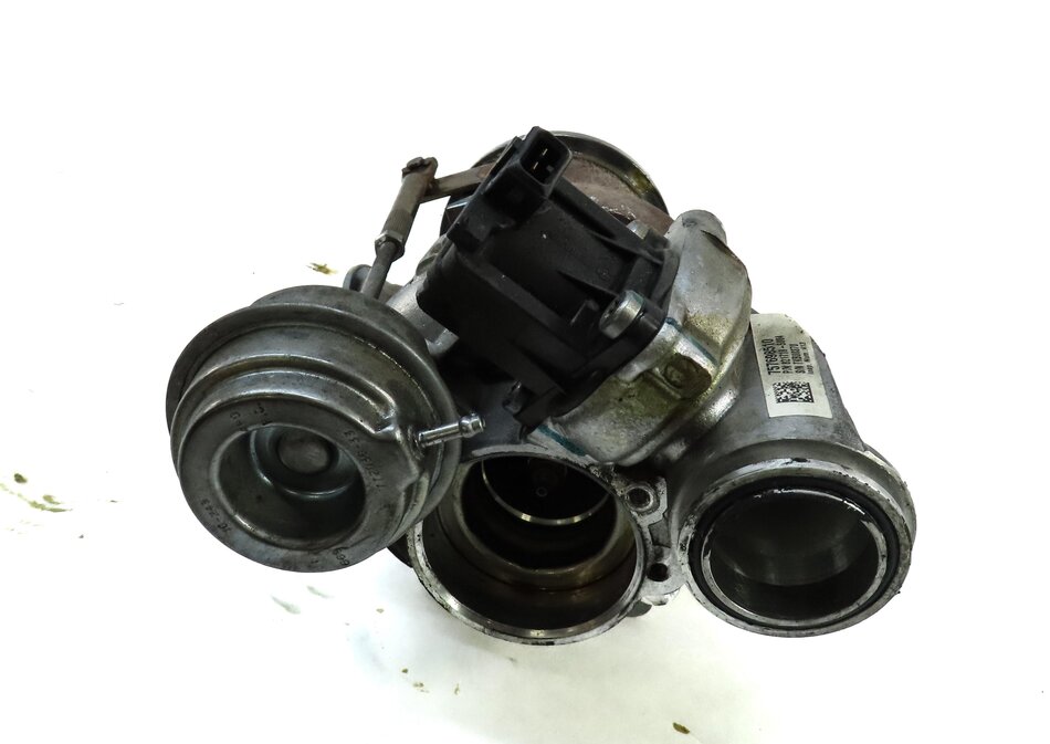 Thumbnail 3: 08-14 BMW 550i 750i X5 X6 (E70 E71 F01 F10) 4.4L N63 ENGINE - LEFT TURBOCHARGER