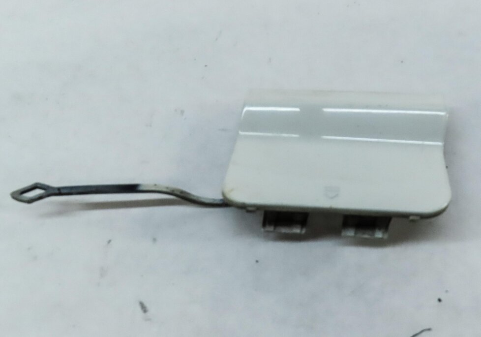 Thumbnail 2: 2012 MERCEDES C CLASS (W204) REAR BUMPER TOW HOOK EYE COVER TRIM (CALCITE WHITE)