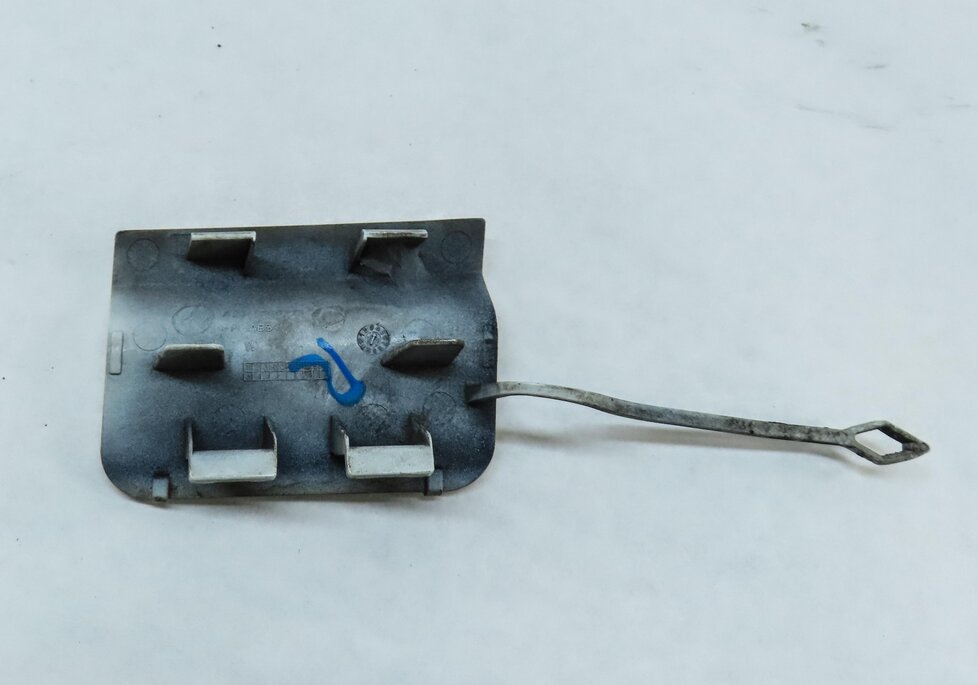 Thumbnail 4: 2012 MERCEDES C CLASS (W204) REAR BUMPER TOW HOOK EYE COVER TRIM (CALCITE WHITE)