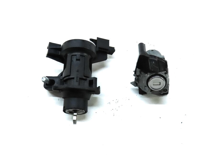 Thumbnail 2: 2012 MERCEDES C CLASS W204 FRONT LEFT DRIVER DOOR & TRUNK LOCK CYLINDER KEY SET