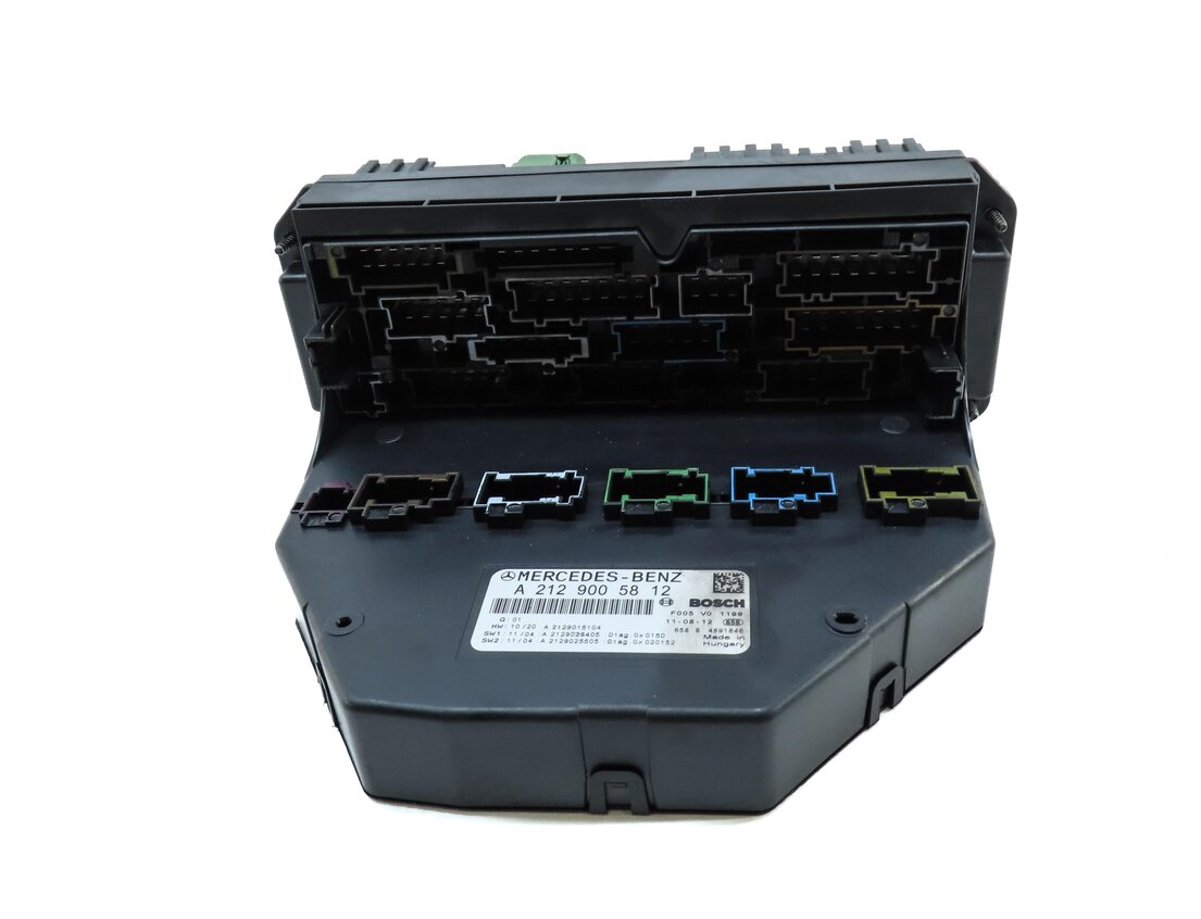 Thumbnail 2: 2012 MERCEDES C CLASS W204 FRONT SIGNAL ACQUISITION MODULE (SAM) RELAY FUSE BOX