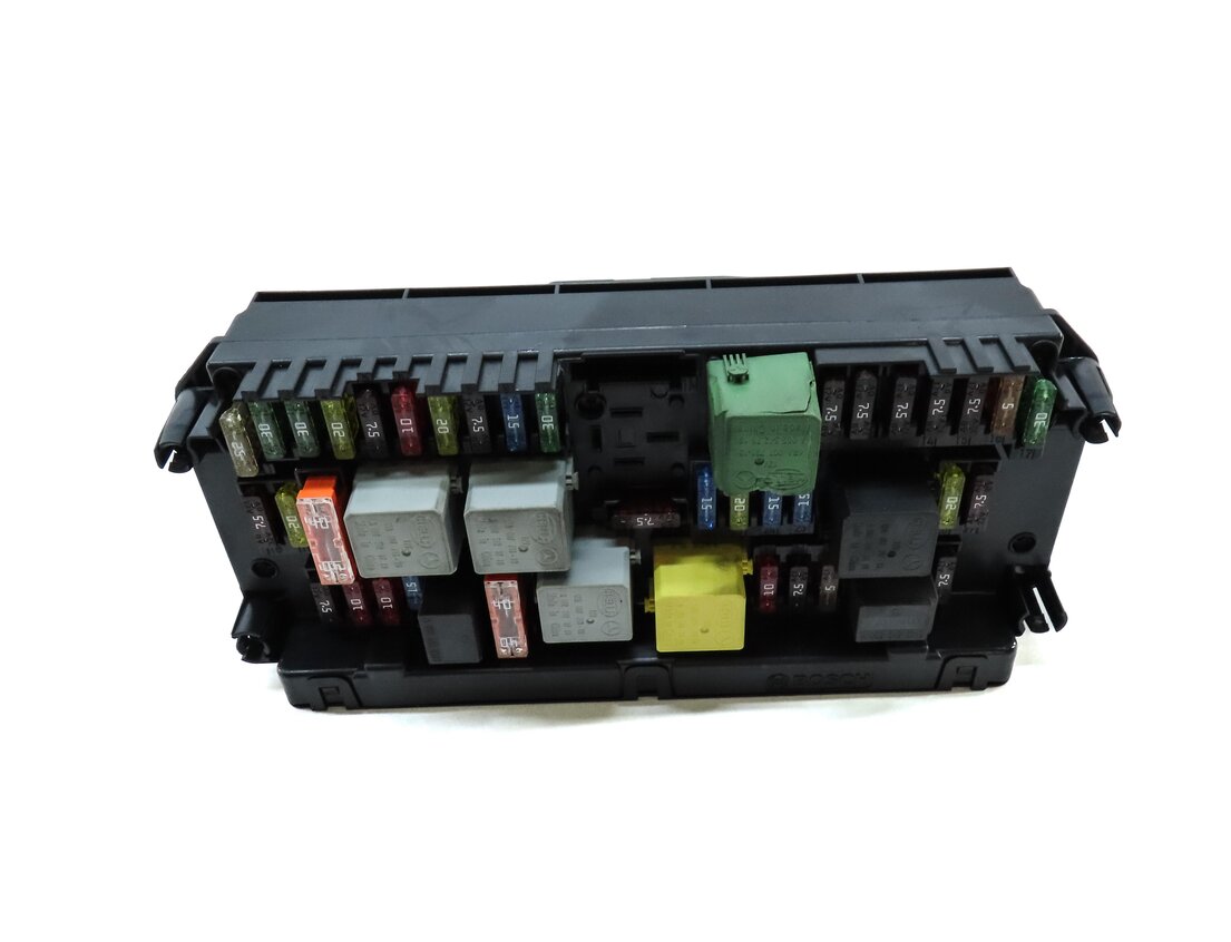 Thumbnail 3: 2012 MERCEDES C CLASS W204 FRONT SIGNAL ACQUISITION MODULE (SAM) RELAY FUSE BOX