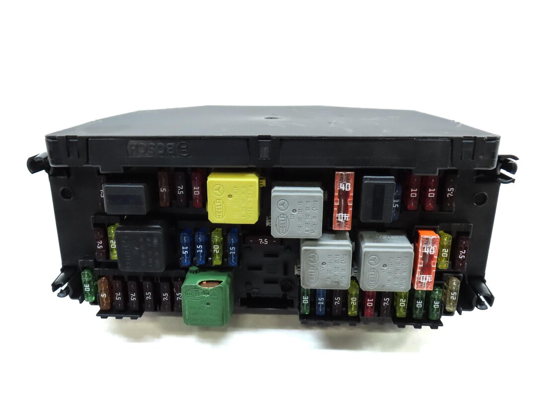 Thumbnail 4: 2012 MERCEDES C CLASS W204 FRONT SIGNAL ACQUISITION MODULE (SAM) RELAY FUSE BOX
