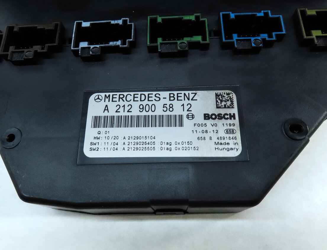 Thumbnail 5: 2012 MERCEDES C CLASS W204 FRONT SIGNAL ACQUISITION MODULE (SAM) RELAY FUSE BOX