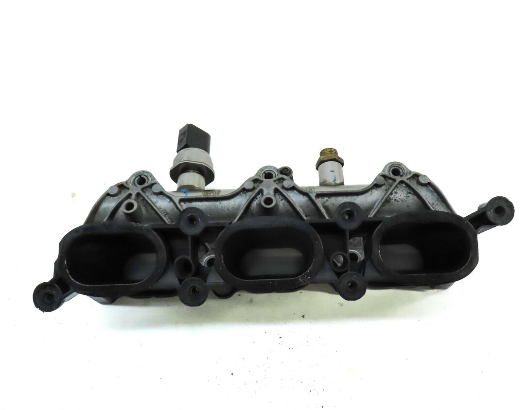 Thumbnail 4: 2010 AUDI Q5 (B8 8R) 3.2L CALB FSI ENGINE LEFT LOWER INTAKE MANIFOLD DUFFUSER