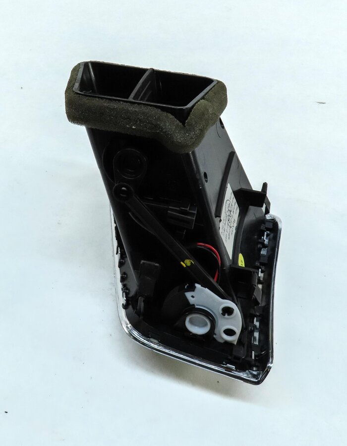 Thumbnail 4: 2010 AUDI Q5 (B8 8R) FRONT LEFT DRIVER OUTER DASH HEATER A/C AIR VENT