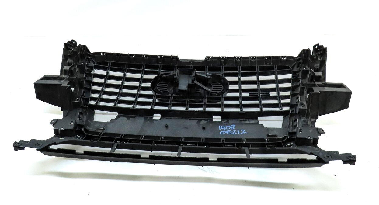Thumbnail 4: 2009-2012 AUDI Q5 (B8 8R) V6 FRONT UPPER HOOD CENTER GRILLE VENT TRIM (BLACK)
