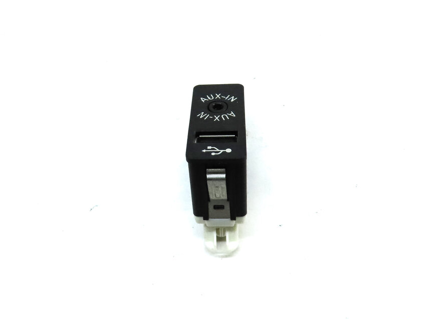 Thumbnail 3: 2014 BMW X5 (F15) AUX-IN USB AUXILIARY INPUT JACK PANEL CHARGING PORT