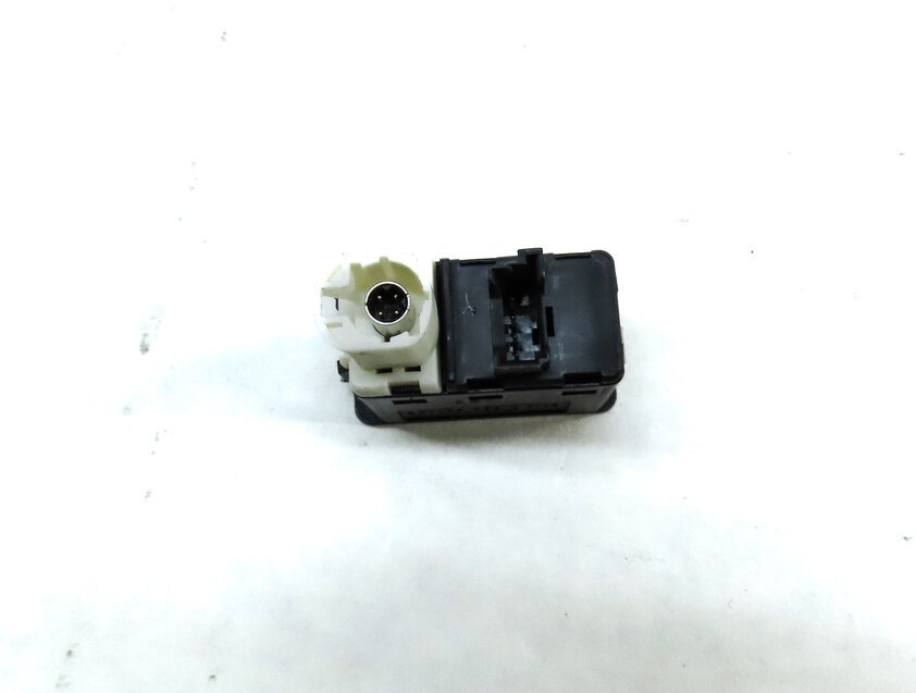 Thumbnail 4: 2014 BMW X5 (F15) AUX-IN USB AUXILIARY INPUT JACK PANEL CHARGING PORT