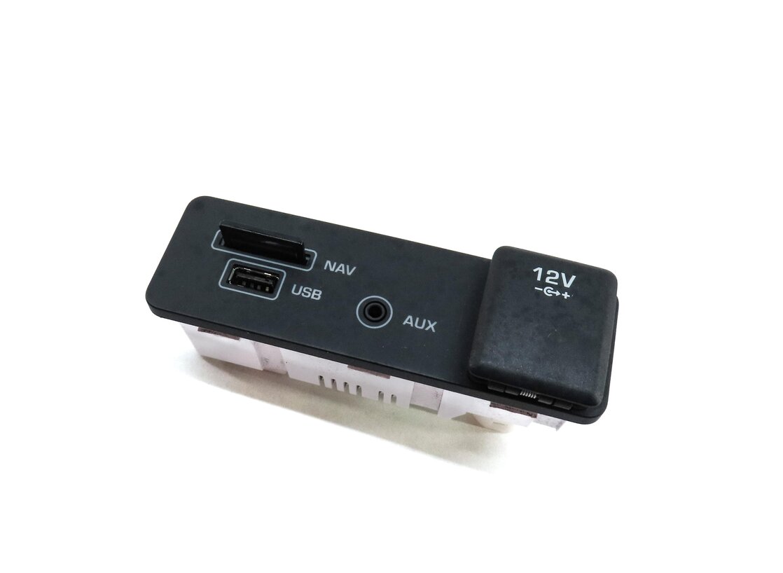 Thumbnail 4: 2016 LAND ROVER DISCOVERY SPORT (L550) AUXILIARY AUX USB NAV INPUT JACK PANEL
