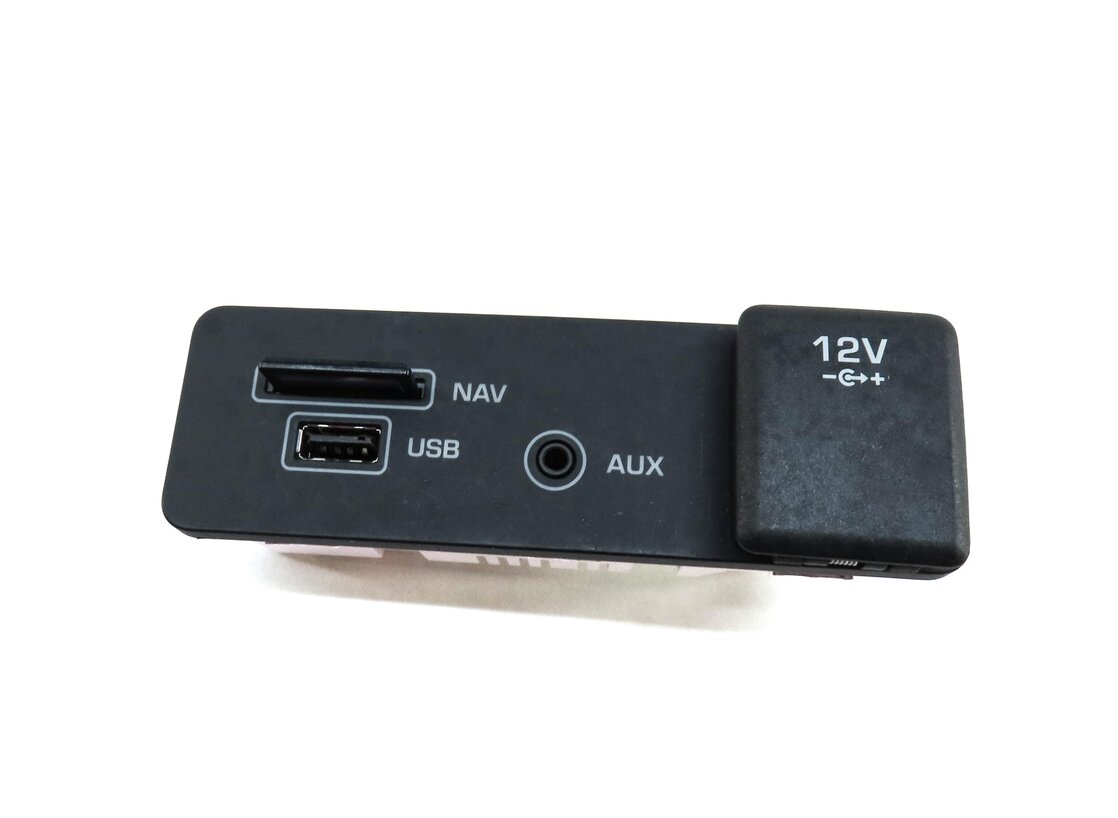Thumbnail 5: 2016 LAND ROVER DISCOVERY SPORT (L550) AUXILIARY AUX USB NAV INPUT JACK PANEL