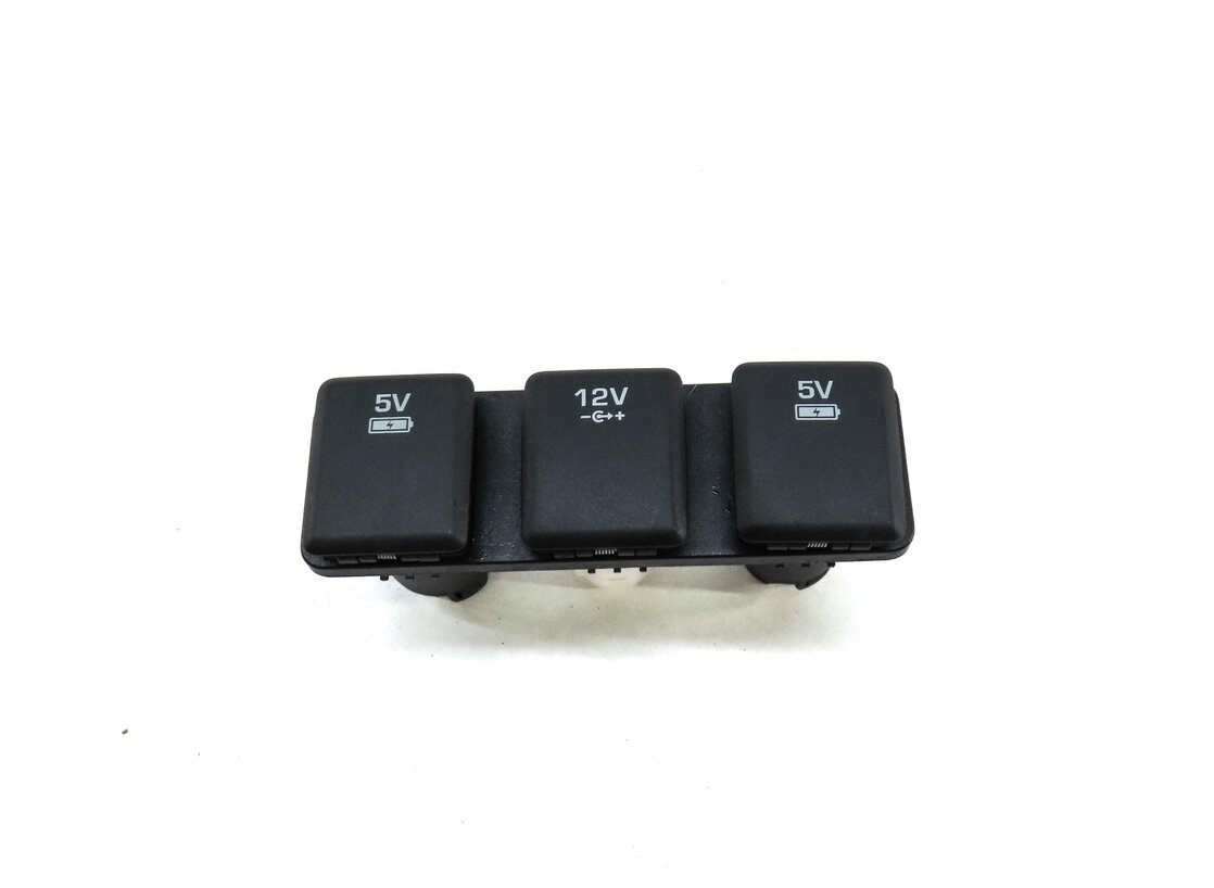 Thumbnail 2: 2016 LAND ROVER DISCOVERY SPORT (L550) REAR 5V 12V SOCKET PLUG PANEL