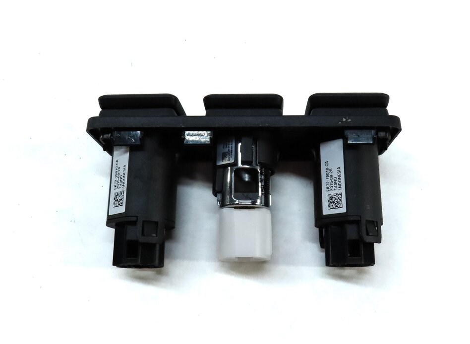 Thumbnail 4: 2016 LAND ROVER DISCOVERY SPORT (L550) REAR 5V 12V SOCKET PLUG PANEL