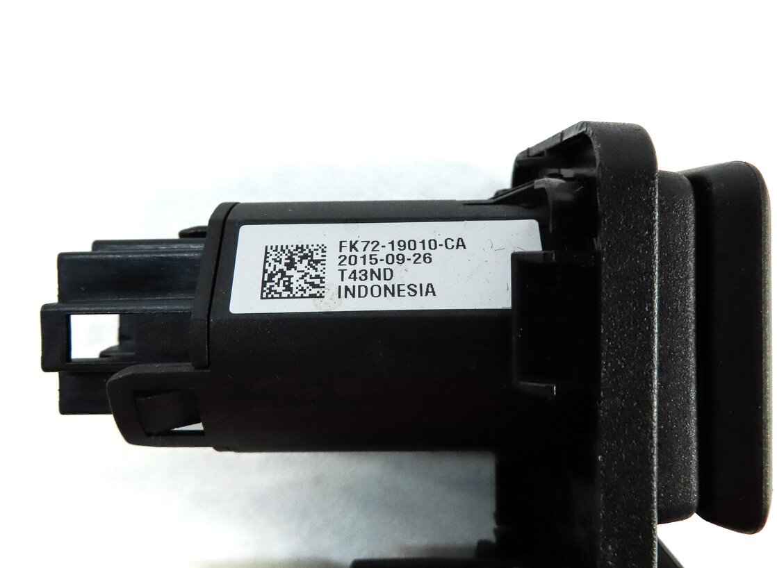 Thumbnail 6: 2016 LAND ROVER DISCOVERY SPORT (L550) REAR 5V 12V SOCKET PLUG PANEL
