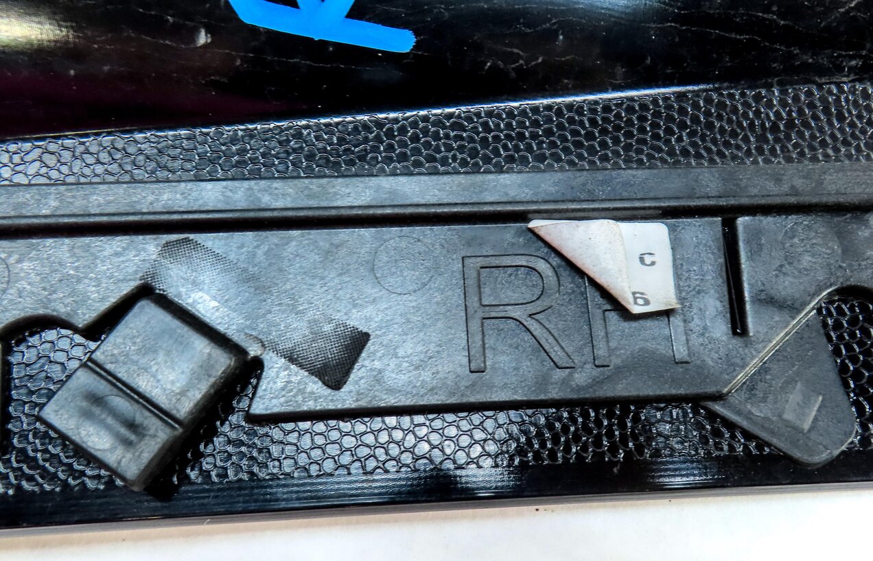 Thumbnail 6: 2016 LAND ROVER DISCOVERY SPORT (L550) REAR RIGHT UPPER PILLAR TRIM (BLACK)