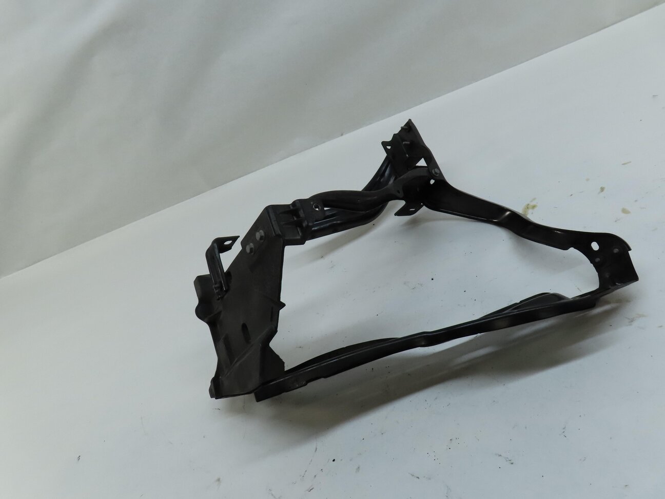 2014 MERCEDES E CLASS SEDAN (W212) FRONT LEFT DRIVER HEADLIGHT MOUNT BRACKET