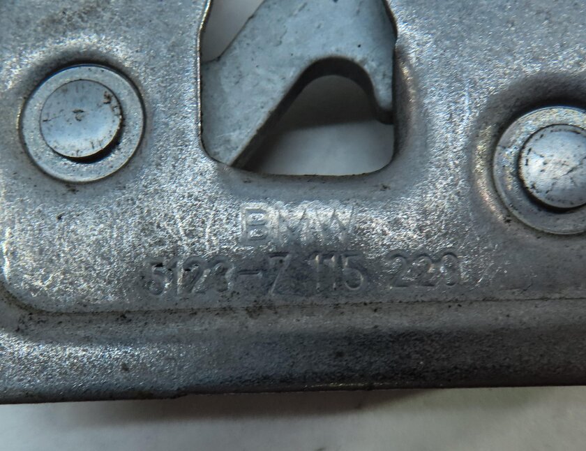 Thumbnail 6: 2013 BMW X1 (E84) LEFT & RIGHT FRONT HOOD LATCH SET 2 51237115229