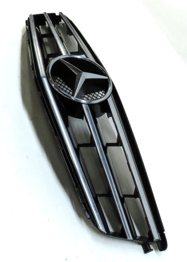Thumbnail 3: 08-12 MERCEDES C-CLASS (W204) FRONT HOOD GRILLE AIR VENT TRIM (SPORT PACKAGE)