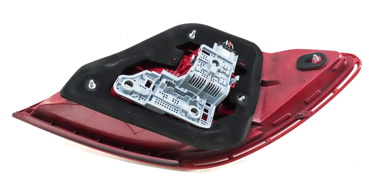 Thumbnail 5: 2012-2015 MERCEDES C-CLASS (W204) LEFT DRIVER REAR TAILLIGHT BRAKE LIGHT LAMP