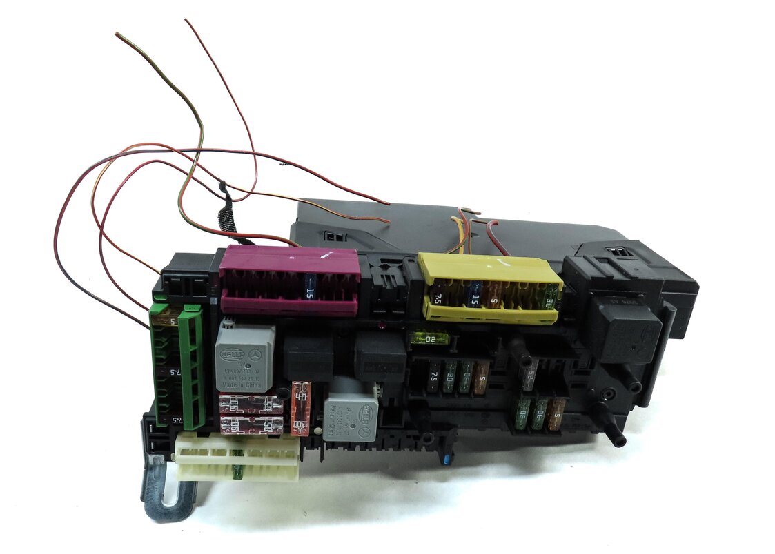 Thumbnail 4: 2011-2015 MERCEDES C-CLASS (W204) REAR SIGNAL ACQUISITION CONTROL MODULE SAM