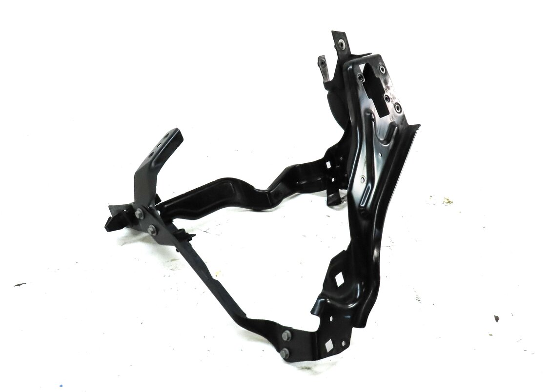 2014 MERCEDES C300 (W204) FRONT LEFT DRIVER HEADLIGHT MOUNT BRACKET 2046201191