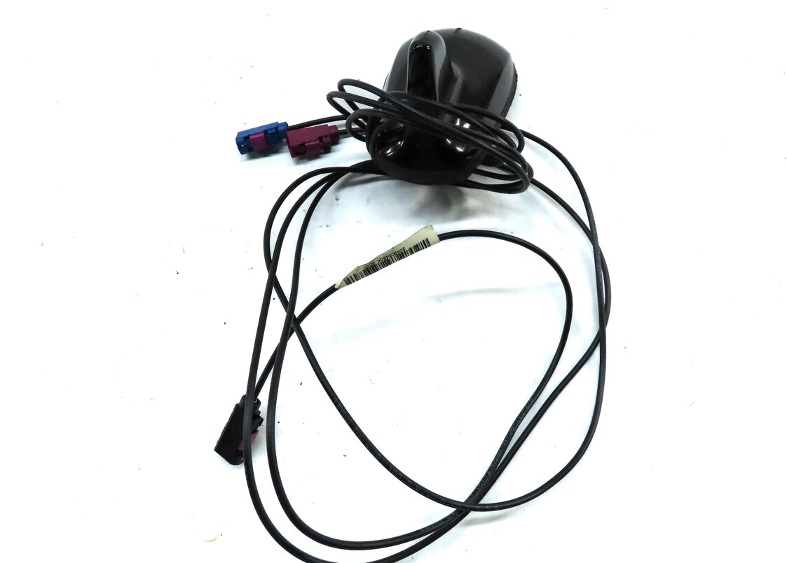 Thumbnail 4: 2014 MERCEDES C300 (W204) ROOF SHARK FIN ANTENNA w/ CABLES (BLACK 040U)