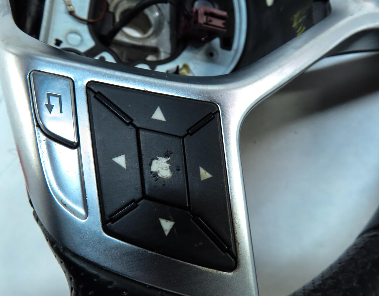 Thumbnail 8: 2013-2014 MERCEDES C-CLASS (W204) 3-SPOKE SPORT STEERING WHEEL w/ SWITCHES
