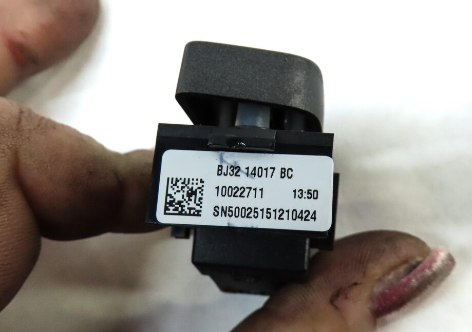 Thumbnail 5: 2012-2019 RANGE ROVER EVOQUE (L538) LEFT FRONT DRIVER DOOR LOCK SWITCH BUTTON