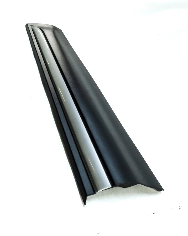 Thumbnail 3: 2016 LAND RANGE ROVER EVOQUE (L538) FRONT RIGHT LOWER DOOR TRIM MOULDING (BLACK)