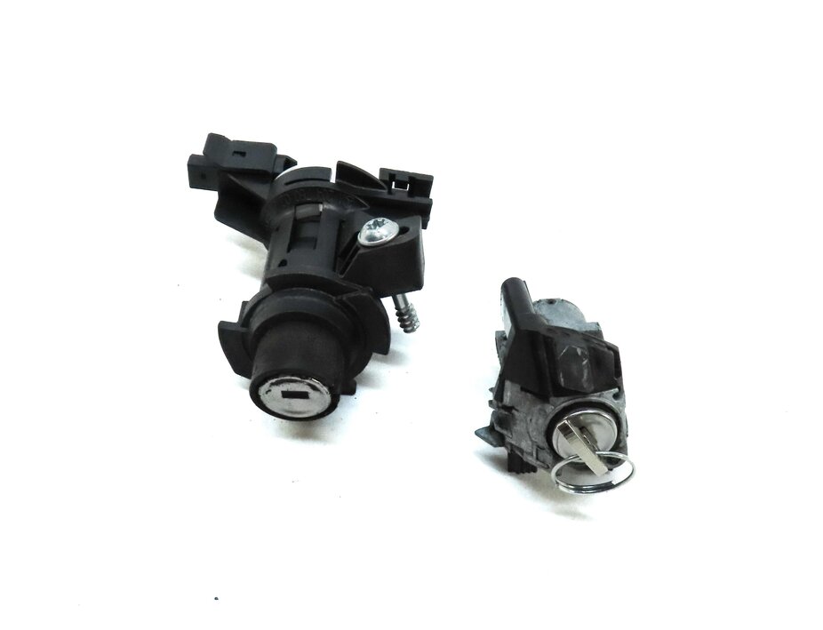 Thumbnail 2: 2013 MERCEDES E-CLASS COUPE (W207) FRONT LEFT DRIVER DOOR & TRUNK LOCK KEY SET