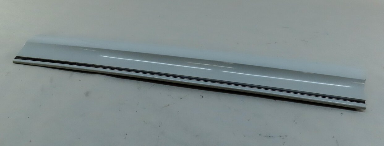 2010 AUDI Q7 (4L) FRONT RIGHT PASSENGER DOOR MOULDING TRIM PANEL (IBIS WHITE T9)