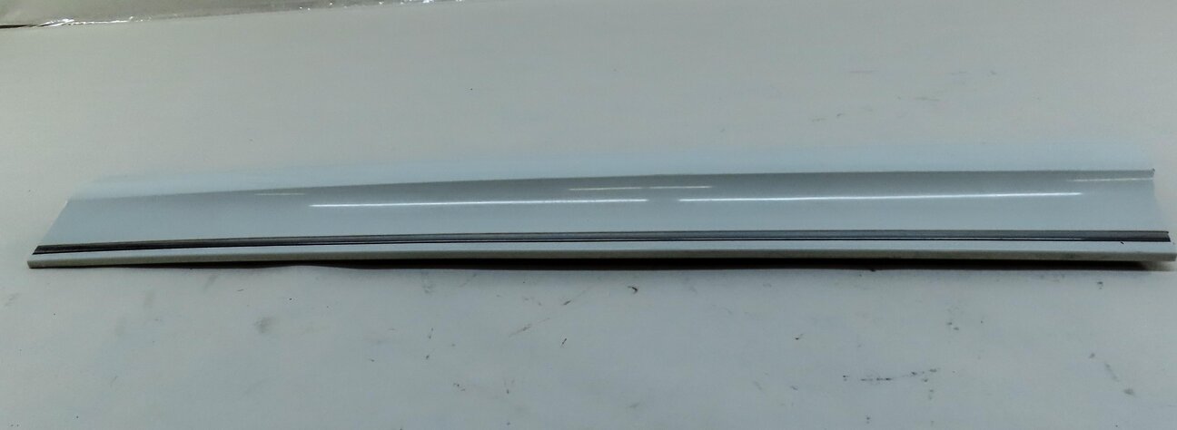 Thumbnail 2: 2010 AUDI Q7 (4L) FRONT RIGHT PASSENGER DOOR MOULDING TRIM PANEL (IBIS WHITE T9)