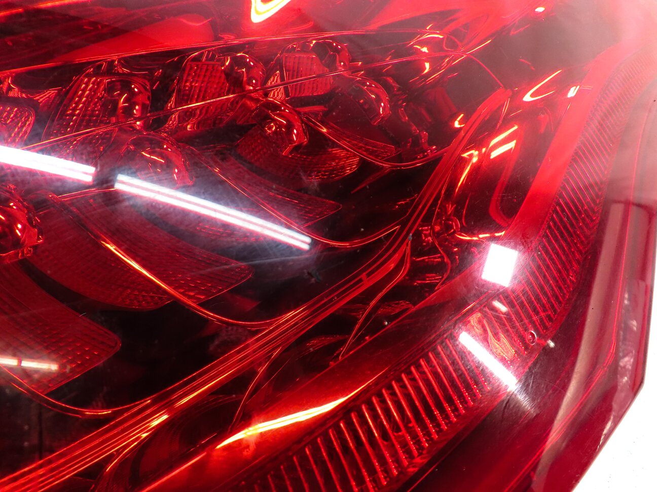 Thumbnail 8: 2010-2015 AUDI Q7 (4L) REAR LEFT DRIVER TAILLIGHT BRAKE LIGHT LAMP (LED)