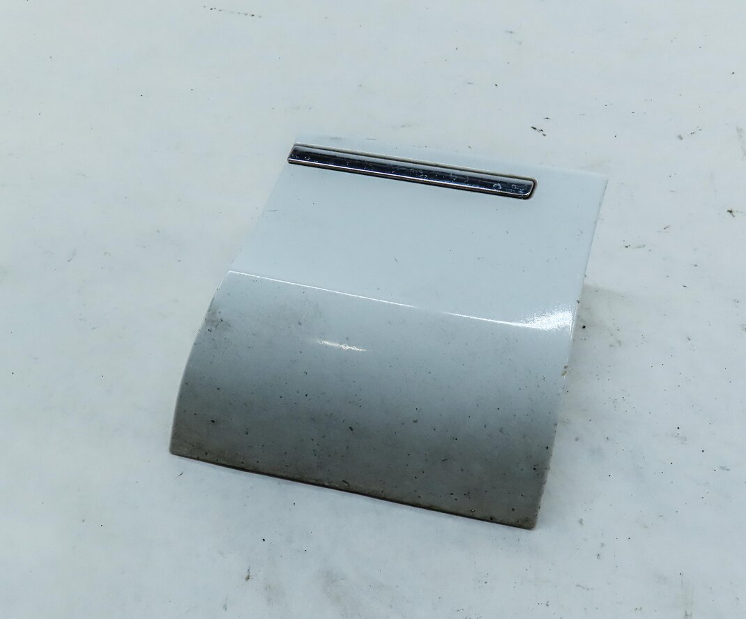 2010 AUDI Q7 (4L) FRONT RIGHT PASSENGER LOWER FENDER TRIM MOULDING (IBIS WHITE)