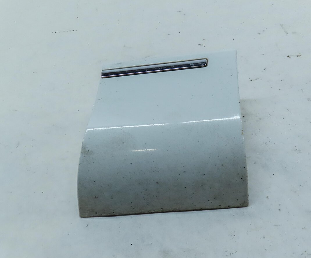 Thumbnail 2: 2010 AUDI Q7 (4L) FRONT RIGHT PASSENGER LOWER FENDER TRIM MOULDING (IBIS WHITE)