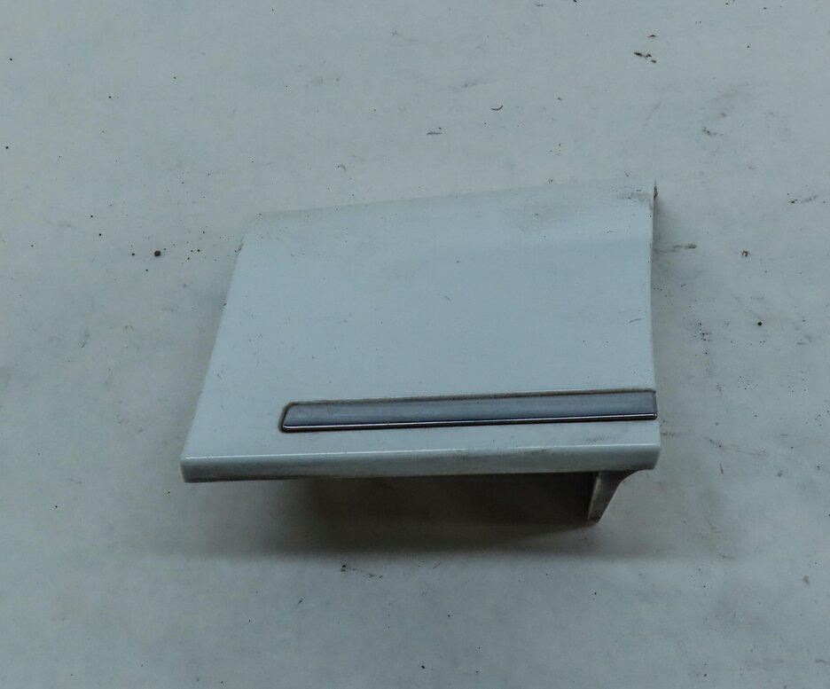 Thumbnail 4: 2010 AUDI Q7 (4L) FRONT RIGHT PASSENGER LOWER FENDER TRIM MOULDING (IBIS WHITE)