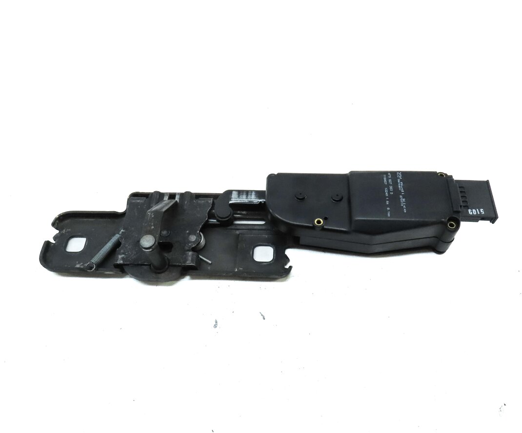 Thumbnail 2: 2010 AUDI Q7 (4L) REAR HATCH GATE TRUNK LOCK LATCH ACTUATOR MOTOR STRIKER PLATE