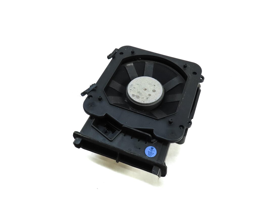Thumbnail 1: 2016 BMW X1 (F48) LEFT RADIO STEREO SUBWOOFER SUB WOOFER SPEAKER 65139278065