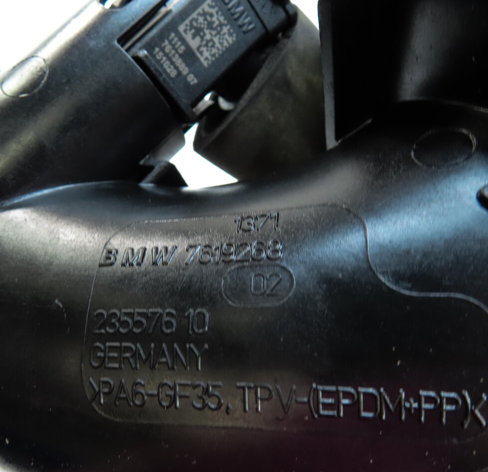 Thumbnail 7: 2016 BMW X1 (F48) 2.0L TURBO B46 ENGINE AIR INTAKE PIPE 13717619268